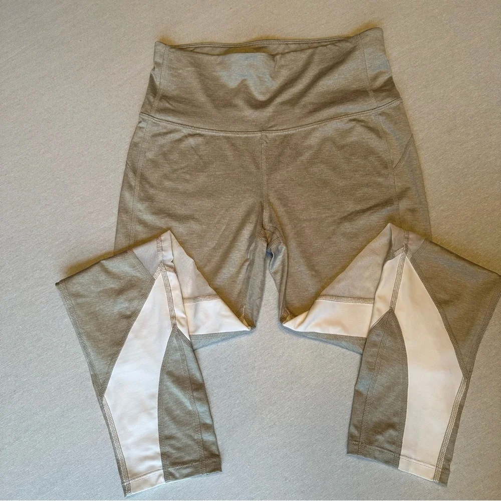 💚 NWOT XERSION LEGGINGS GRAY & WHITE With Mesh Breathable Knee 🔥 🔥 Worn once - Picture 2 of 5